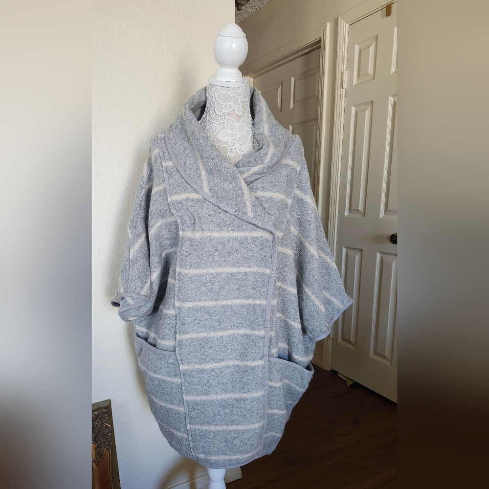 Free People Wool Blend Blanket Poncho Coat Boho Western Hippie Size Medium - Picture 9 of 11